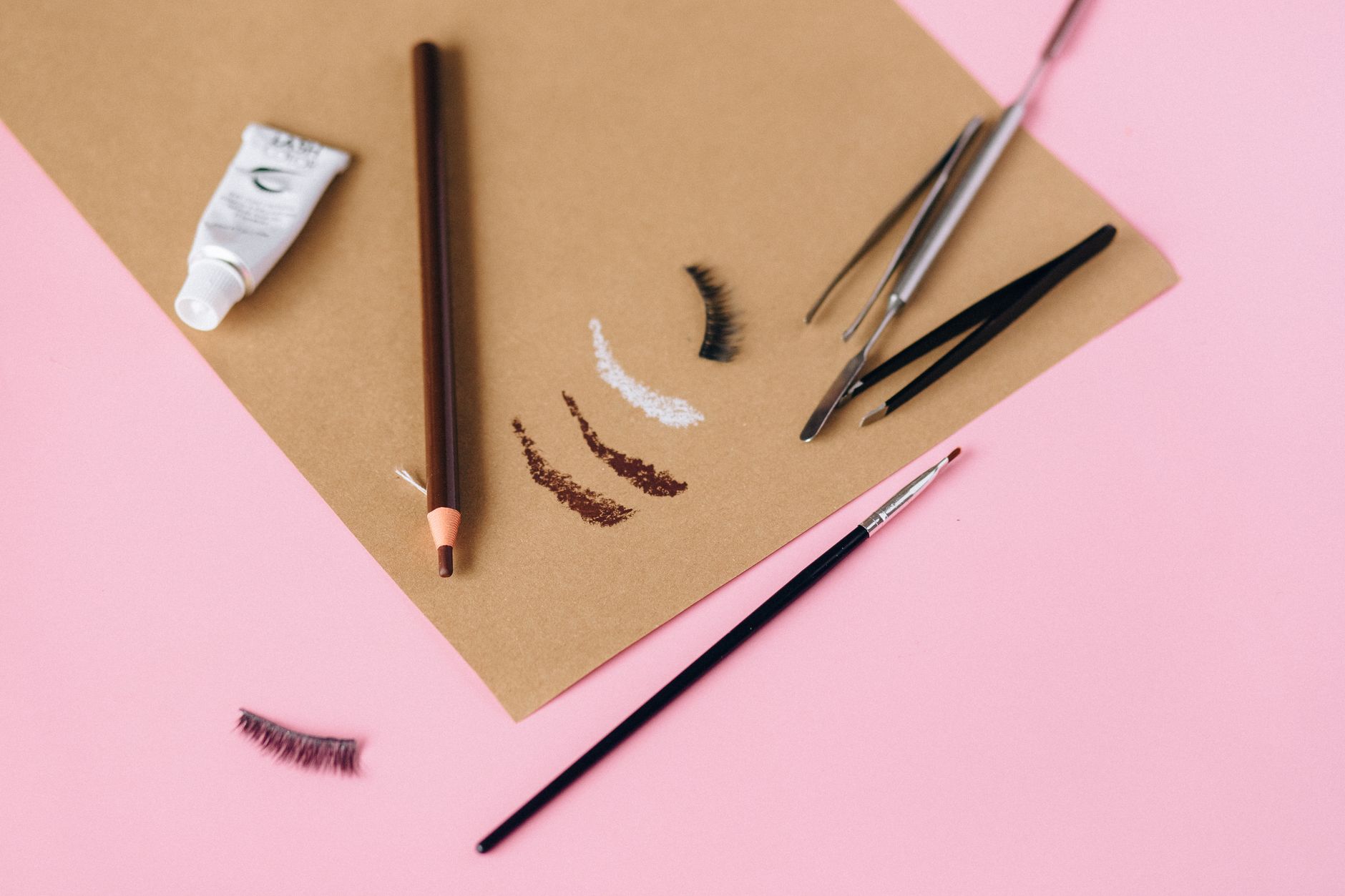 How to Fill In Your Eyebrows Like a Pro